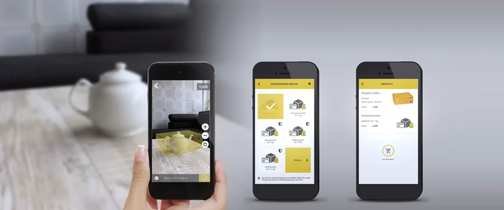 Übersicht mit 3 Prozessschritten der App. Der erste Step zeigt das Kamera AR Feature mit einer Teekanne welches ein transparentes Overlay des DHL Paketset S Versandkartons zeigt. Der zweite Prozessschrit zeigt die Auswahloptionen der Versandmarke. Im 3. Schritt wird die Übersicht des Warenkorbs mit einem Paketset und einer Päckchenmarke gezeigt.