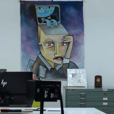 Büro mit Schreibtisch und Bild an der Wand